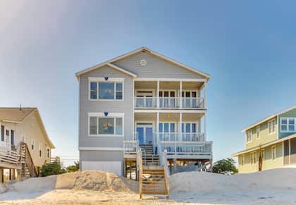 Exterior view of Dolphinview beach house in Pawleys Island, SC